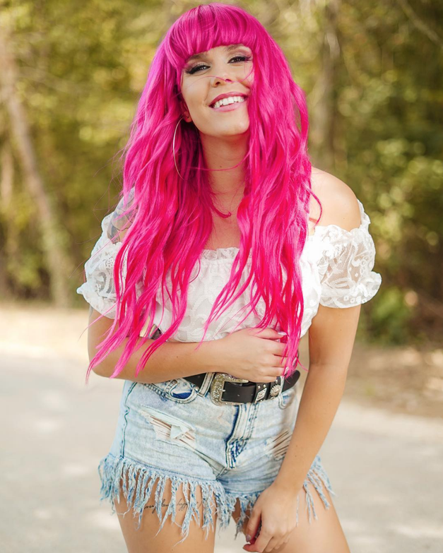Uaaaau! Nika Zorjan se je poslovila od svojih dolgih živo rožnatih las. Poglej, kako izgleda zdaj! (foto: Instagram.com/nikazorjan)