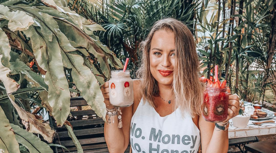 Katarina Benček in Kourtney Kardashian: Na istem kraju ob istem času (foto: Instagram.com/_reenaah_)