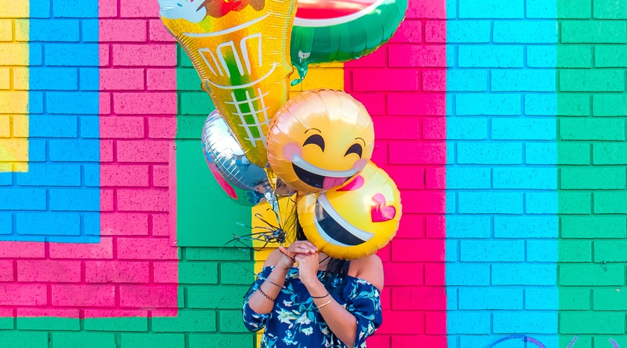 TEGA emojija NIKOLI (ampak res nikoli) ne pošlji svojemu fantu! Pomeni namreč ... (foto: Unsplash.com/Lidya Nada)