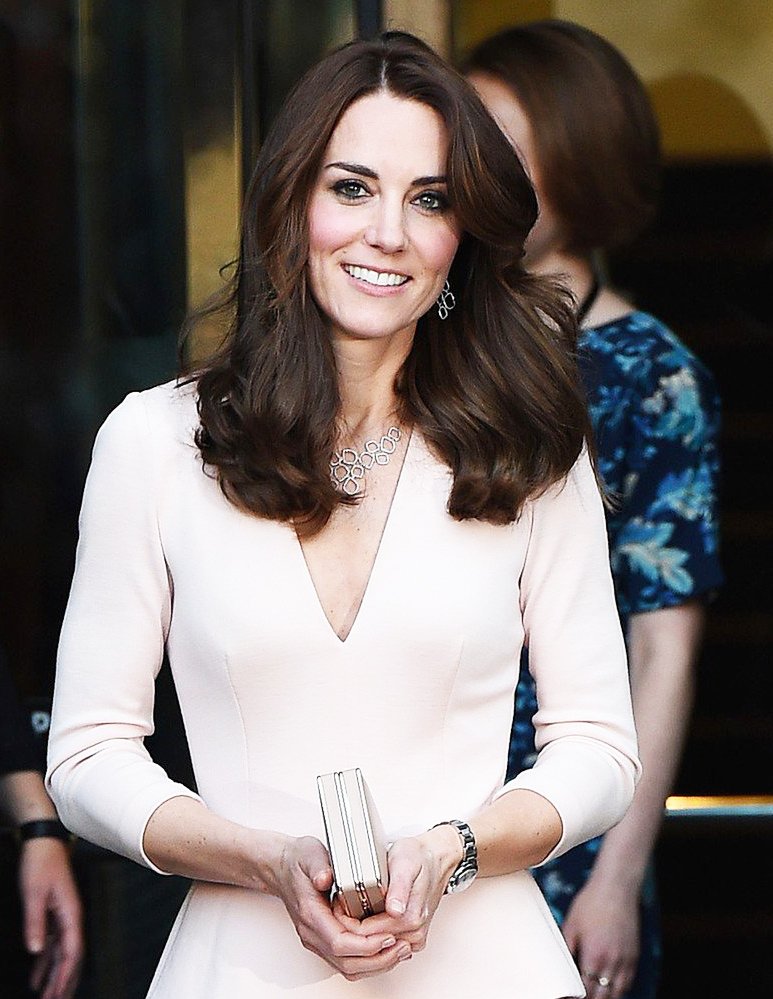 Modni kos, ki ga je pred kratkim nosila Kate Middleton, je TOP izbira letošnje jeseni (+kje se ga kupi) (foto: Profimedia)