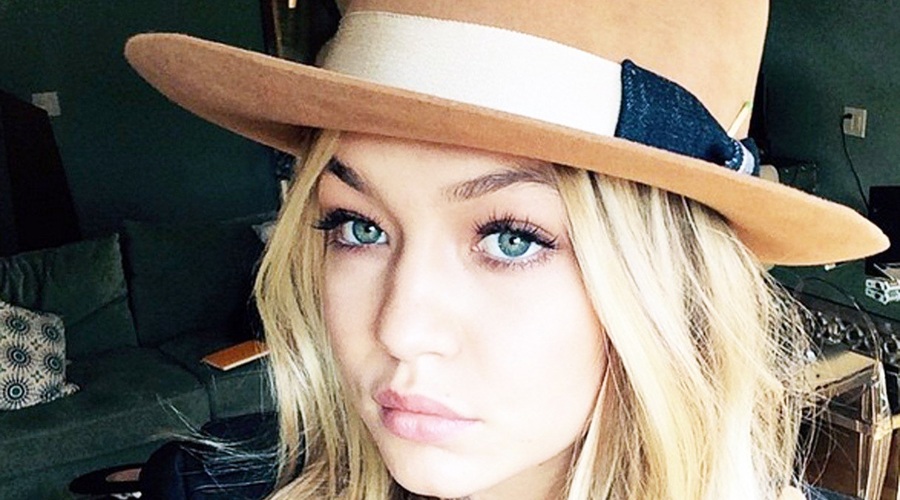 Pulover, ki ga je nosila Gigi Hadid, lahko pri nas kupiš za 35 evrov (foto: Profimedia)