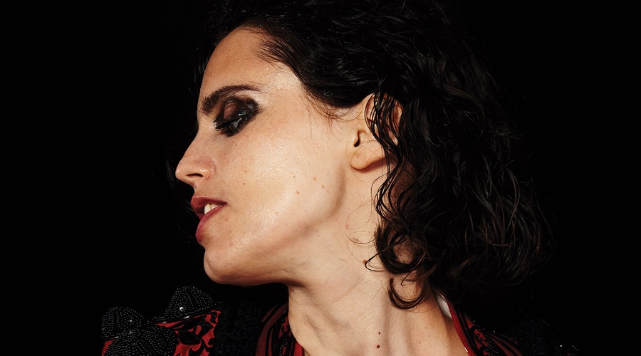 V Ljubljano prihaja strastna pevka in kitaristka Anna Calvi (foto: Kino Šiška)