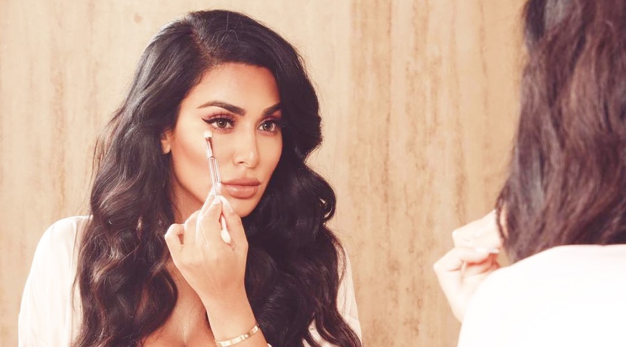Instagram je ponorel za BIZARNIM lepotnim trikom znane blogerke (foto: Instagram.com/hudabeauty)