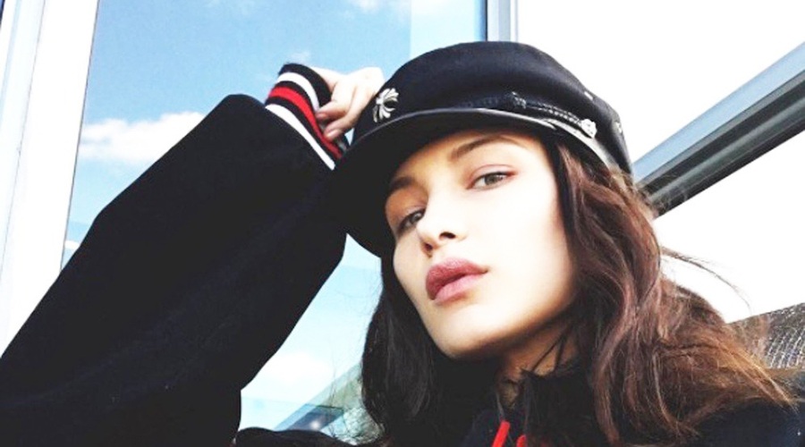 Pulover lahko to zimo stiliraš kot Bella Hadid (TOP ideja za stajling) (foto: Profimedia)