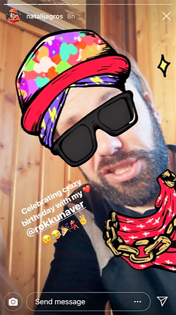 ... kjer jim očitno zabave in dobre volje ni manjkalo. 😂 "Praznujem nor rojstni dan z mojo ljubeznijo ...