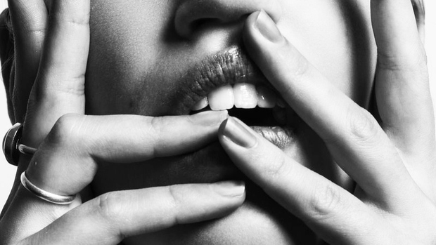 Praznični seks: Triki za neslišno naskakovanje, ko nista sama (foto: unsplash.com/gabriel-matula)