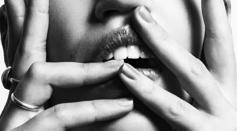 Praznični seks: Triki za neslišno naskakovanje, ko nista sama (foto: unsplash.com/gabriel-matula)