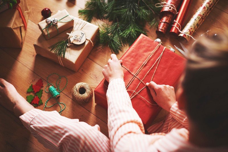 TOP trik, s katerim boš darilo zavila v manj kot 30 sekundah (foto: Profimedia)
