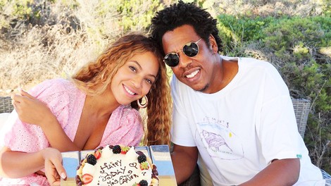 Uou! Beyonce in Jay-Z sta se znova poročila, njena poročna obleka pa je BOŽANSKA