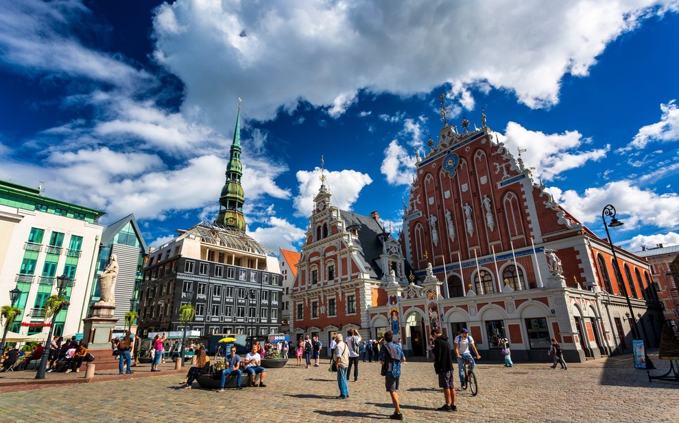 ...Riga, ki je znana predvsem po barvitosti svojih zgradb. Še eno zelo barvito mesto pa je...