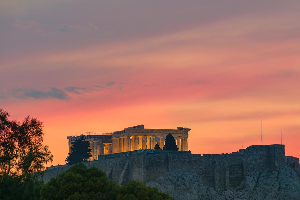 ...Atene. Grki se po ekonomski krizi počasi pobirajo in temu primerne so še vedno nizke cene za turiste. Atene so …