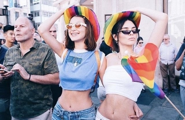 👉Bella Hadid svoje "baggy" džinske najraje nosi v kombinaciji s kratkimi topi oz. "crop" topi, ki izvrstno poudarijo njeno čudovito …