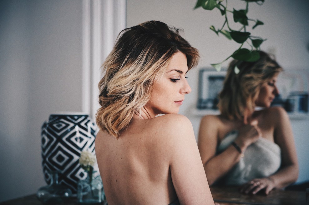 "Skupina starejših fantov me je odpeljala domov, OMAMILA in posilila z njegovimi rokami na mojih ustih" (stara le 15 let) (foto: Unsplash/Caroline Hernandez)