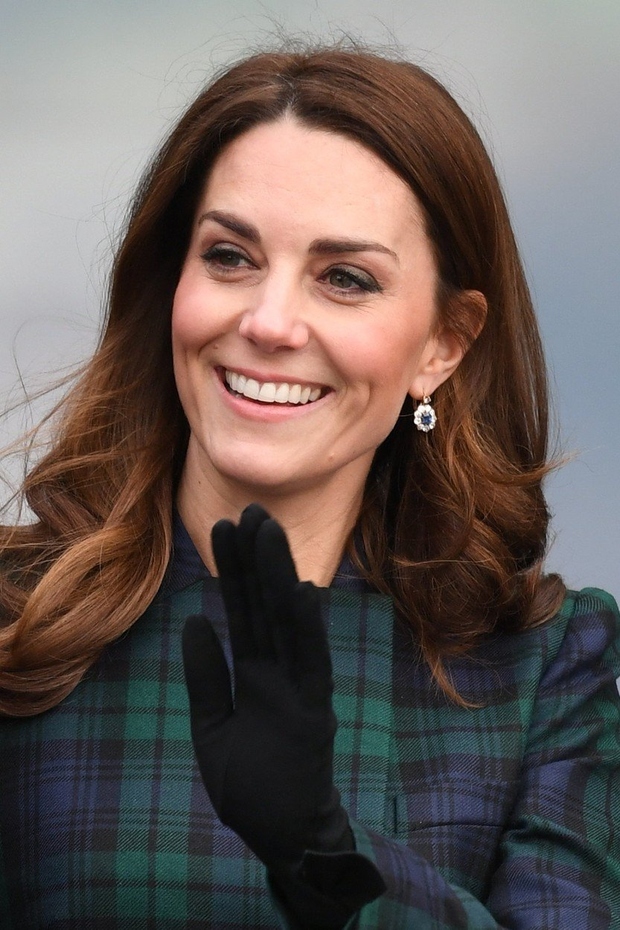 Kate Middleton nas je ponovno očarala s svojim zadnjim stajlingom, našo pozornost pa so še posebej pritegnili uhani, ki jih …