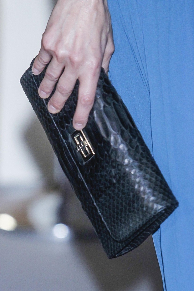 ... elegantno črno torbico, ki jo je nosila v roki. Mimofrede, si opazila tale ->>>