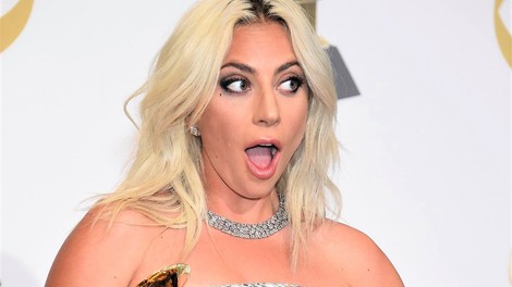 VIDEO: Lady Gaga na Grammyjih spet ukradla vso pozornost (in to ne na odru!)
