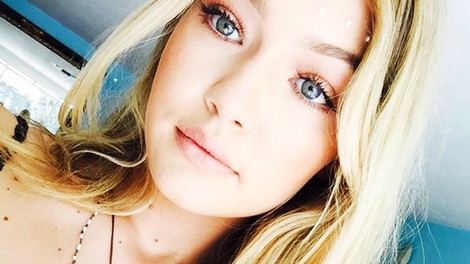 TA stajling Gigi Hadid je POPOLN za vreme 'nekje vmes' (+kako ga posnemati)