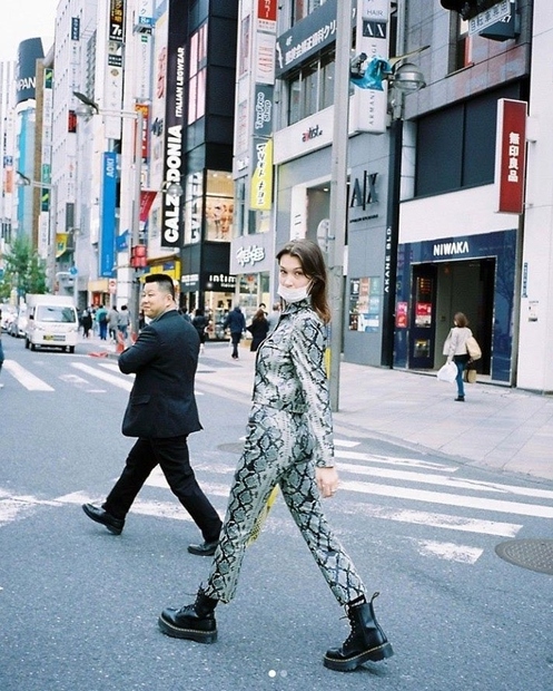 Bella Hadid se je v vzorcu kače sprehodila po ulicah Tokia. Zate smo našli najlepše kačje kose, ki jih najdeš …