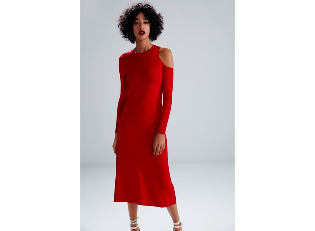 Tale rdeča obleka iz Zare je to pomlad must-have! Zaradi svoje žive barve ne potrebuje veliko modnih dodatkov in v …