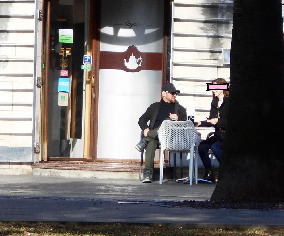 Tomi je v družbi lepotice posedal v Kopru, pozornost našega fotografa pa je pritegnilo dejanje z naslednje fotografije ->>>
