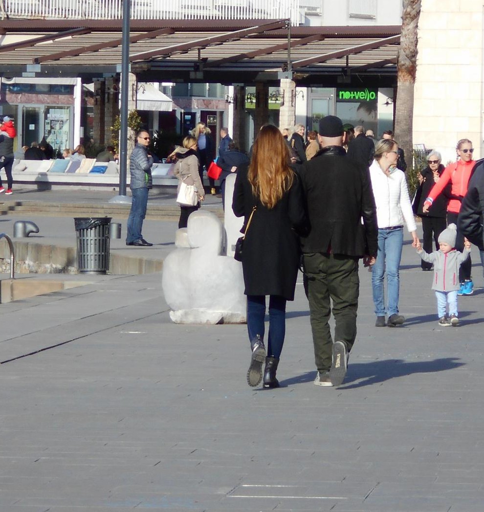 Postavna dolgolaska je Tomija namreč prijela pod roko, in skupaj sta odkorakala po koprski promenadi. Ali je Tomi sveže zaljubljen …