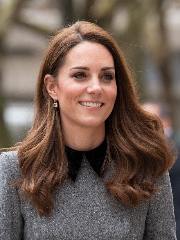 ČOKOLADNA RJAVA: Topla barva, ki je že vrsto let zaščitni znak Kate Middleton, je tudi ena izmed najbolj priljubljenih. Je …
