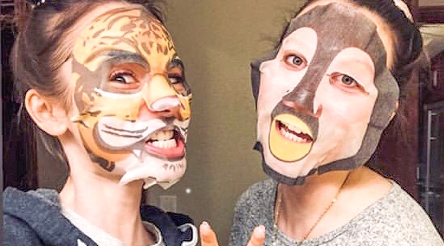 Uporabljaš 'sheet maske'? Potem MORAŠ spoznati žalostno RESNICO, ki se skriva za njimi (foto: Profimedia)