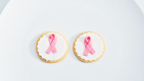 Rak na dojkah: Poleg bulice, bodi pri pregledovanju pozorna tudi na TA simptom (rade ga spregledamo!)