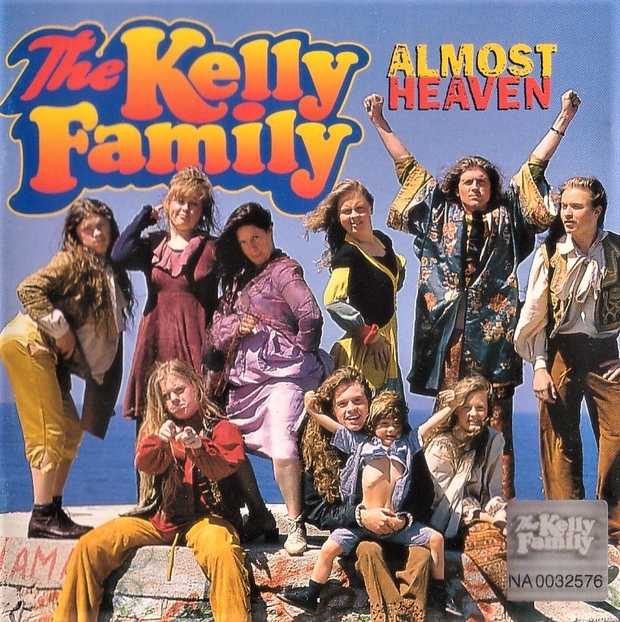 Si tudi ti v svoji mladosti oboževala pojočo družino Kelly? Poglej, kako člani enega največjih glasbenih fenomenov, ki se je …