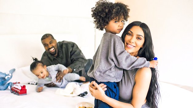 Kim Kardashian z možem Kanye Westom zelo kmalu pričakuje že četrtega otroka, ki ga bo tudi tokrat rodila nadomestna mama. …