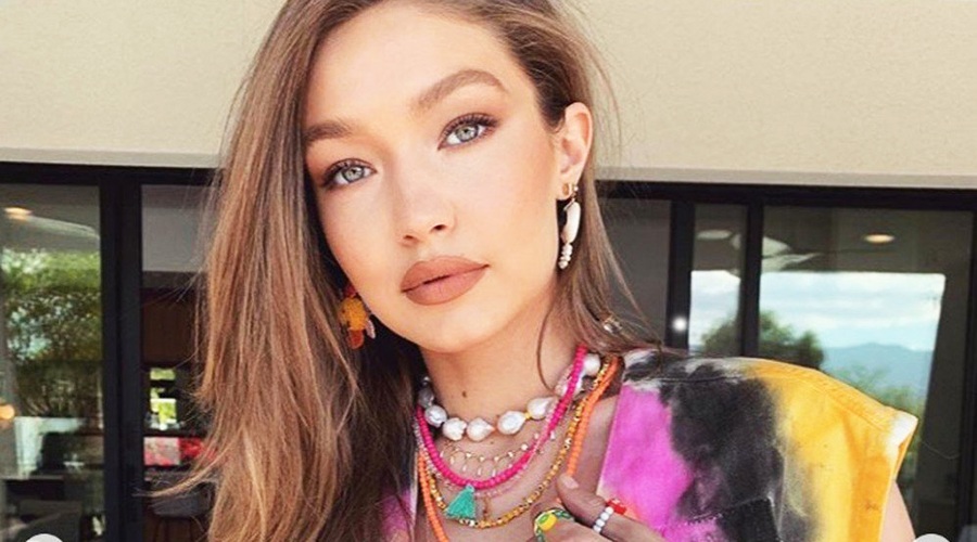 Awwww! Poletna manikura Gigi Hadid je navdušila splet, in ko jo boš videla, jo boš želela imeti tudi ti! (foto: Profimedia)