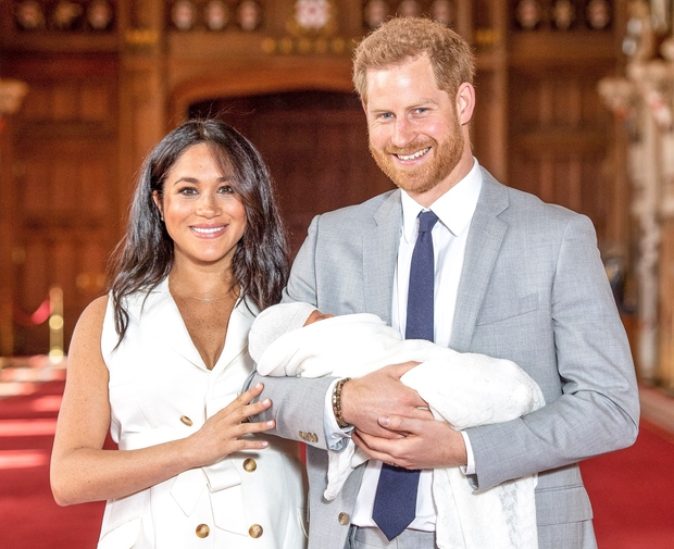 Dojenčka Sussex sta Meghan Markle in princ Harry včeraj tudi uradno predstavila javnosti, mlada mamica pa je naravnost blestela. 😍Njen …