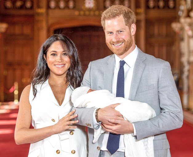 Kraljeva družina je pred tedni postala bogatejša za še eno članico, saj sta princ Harry in Meghan Markle postala starša …