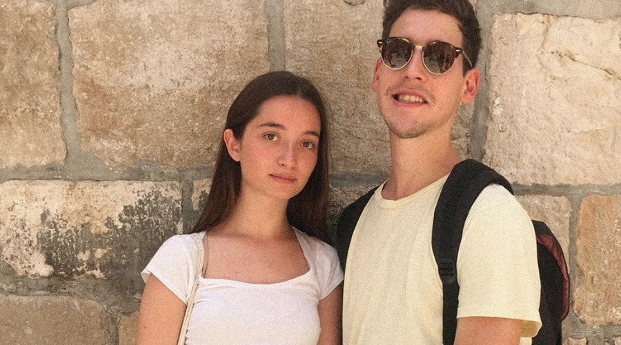 Zakaj se je Zala včeraj na Evroviziji skrila za zastavo? Tole sta povedala po razglasitvi finalistov (foto: Instagram.com/zalagasper)