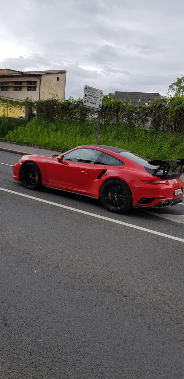 Luko je naš paparazz na ljubljanski hitri cesti ujel v novem rdečem Porscheju 911 turbo, za katerega je Luka odštel …