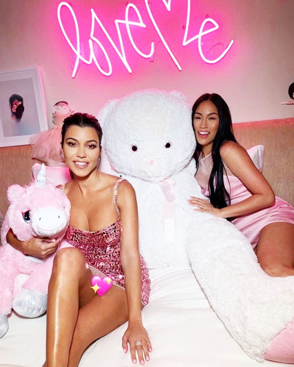 Če si si vedno želela imeti v omari kos, ki ga nosijo sestre Kardashian, imaš zdaj odlično priložnost! Poglej si …
