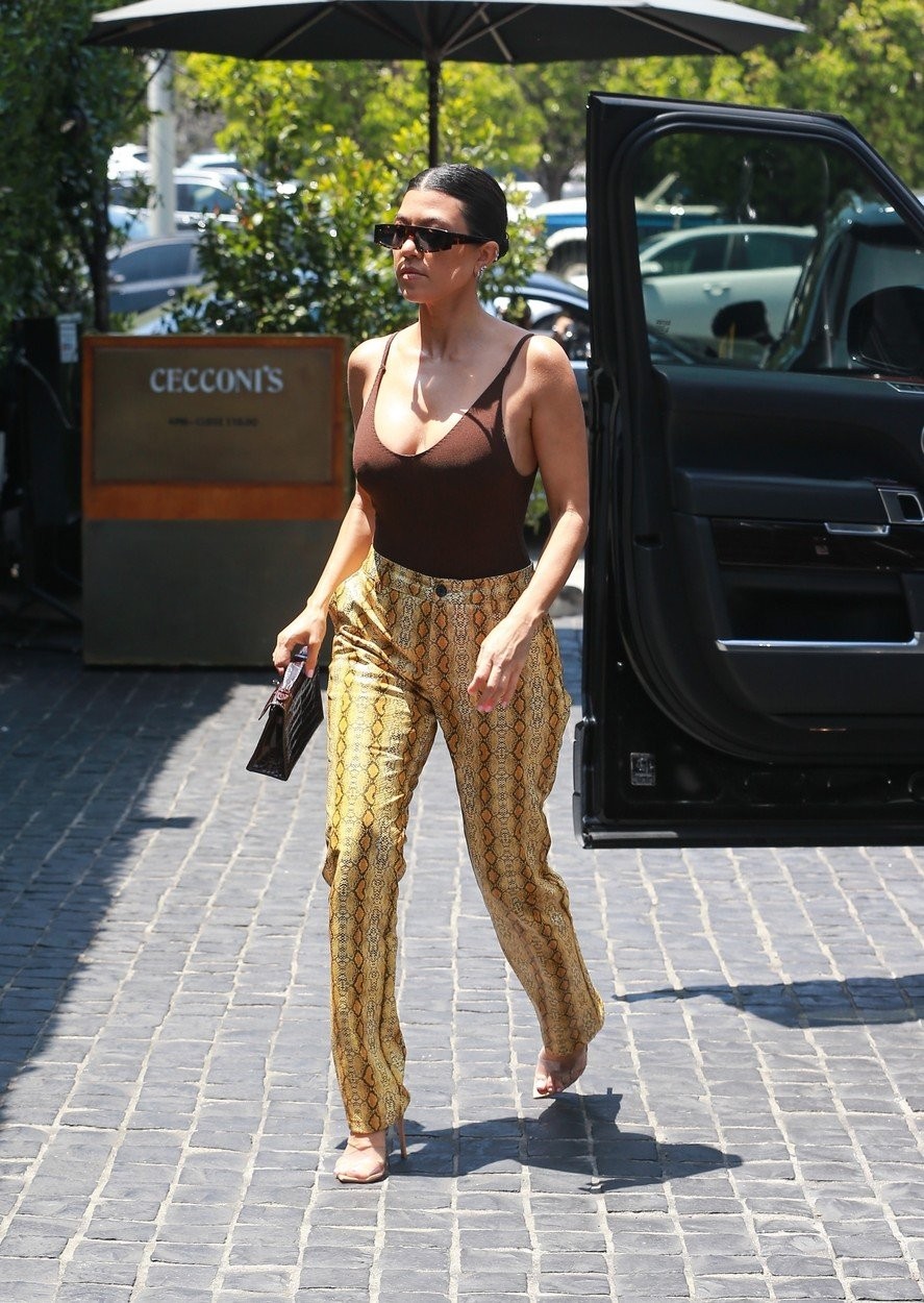 Vauuu, Kourtney! 🔥 Resničnostna zvezdnica in mamica treh otrok nas je naravnost navdušila s svojo modno izbiro, ki jo najdeš …
