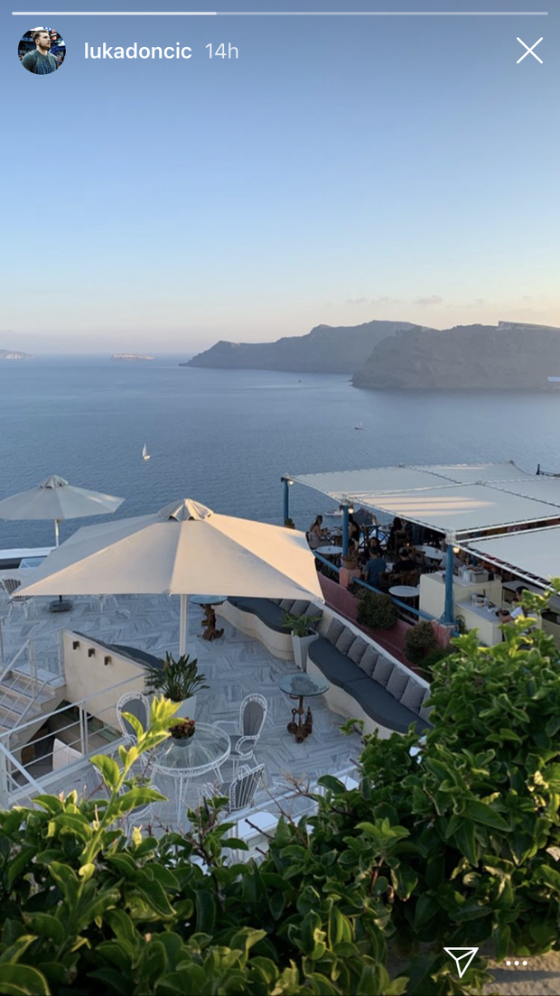 Waaaa, njuna letošnja izbira je prekrasna Grčija! 😍Parček uživa na Santoriniju, enem najlepših grških otokov. 😍Anamaria pa je s svojimi …