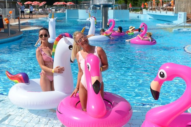 VIDEO: Poglej, kako fino smo se imeli na Cosmo pool party 💦💦 (foto: Primož Predalič)