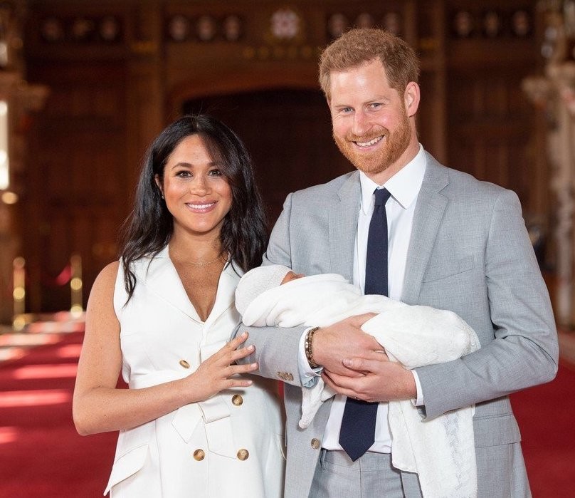 V ZDA in Veliki Britaniji so včeraj praznovali Dan očetov, kar pomeni, da ga je prvič praznoval tudi princ Harry! …