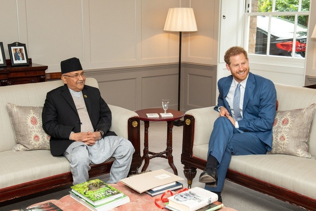 Je ne vidiš? Poglej podrobneje. ;) Princ Harry se je pred časom sestal z nepalskim predsednikom vlade, tik za njegovo …
