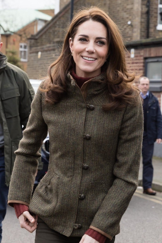 Kate Middleton se je več kot očitno naveličala trenda širokih hlač in zdaj raje posega po tem modelu, ki si …