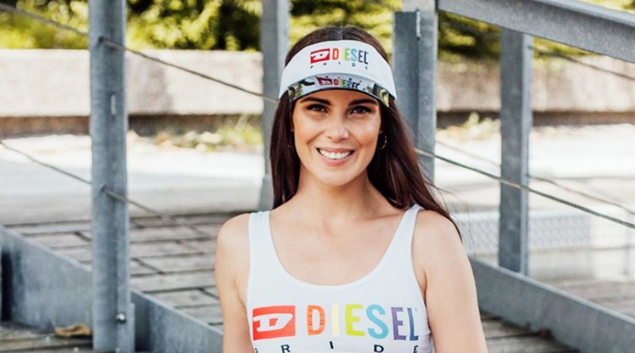 Ko boš videla, kako je Ula Furlan za v mesto stilirala Crocse, jih boš tako 👇🏼želela nositi tudi ti (foto: Instagram.com/ulafurlan)