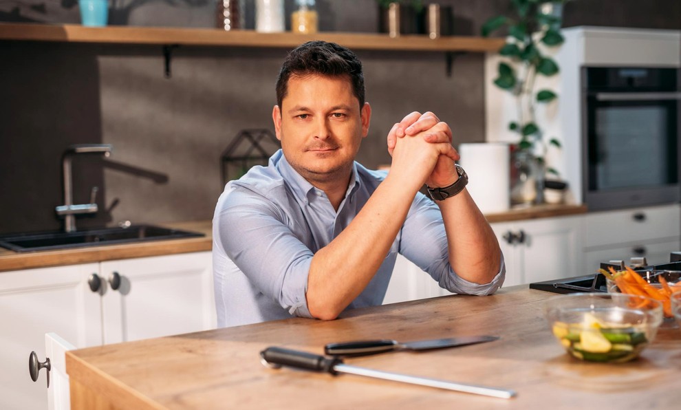 To poletje izkoristili za brskanje po našem foto arhivu. No, tam smo našli tudi poročne fotografije simpatičnega sodnika oddaje Masterchef, …