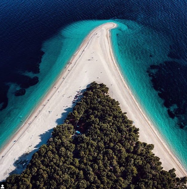 Gre za plažo Zlatni rat na hrvaškem otoku Brač, ki vsako leto privablja vedno več turistov iz vsega svet. Otok …