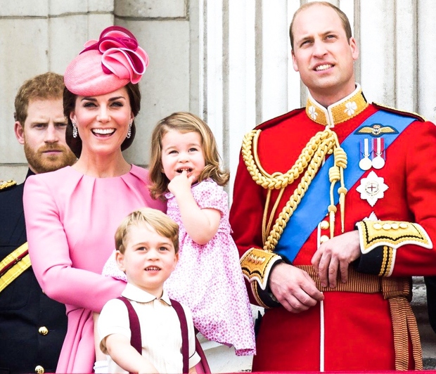 Kate in William sta včeraj blestela na kraljevi regati, a nihče ni pozornosti ukradel tako, kot mala princeska Charlotte! 😂Ko …