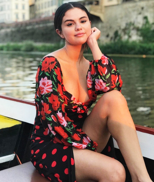 Selena Gomez se te dni potepa po Italiji in nas vsakič znova popolnoma navduši s svojimi modnimi izbirami! Tokrat smo …