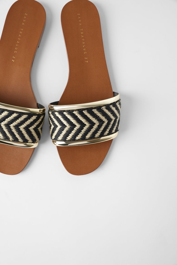 Nizki sandali Zara, 19.95 EUR Kupiš jih: https://go.zara/2zbYz9T Poglej, kateri je drugi (za jesen bolj primeren) model, ki ga je …