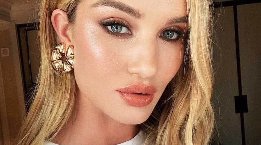 Rosie Huntington-Whiteley je TA kos iz Zare (18€) kupila v kar 3 barvah (+nasvet za jesenski stajling) (foto: Profimedia)
