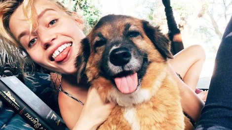 Tudi tebi kuža VEDNO sledi 🐾 v KOPALNICO? S tem ti v resnici sporoča ...